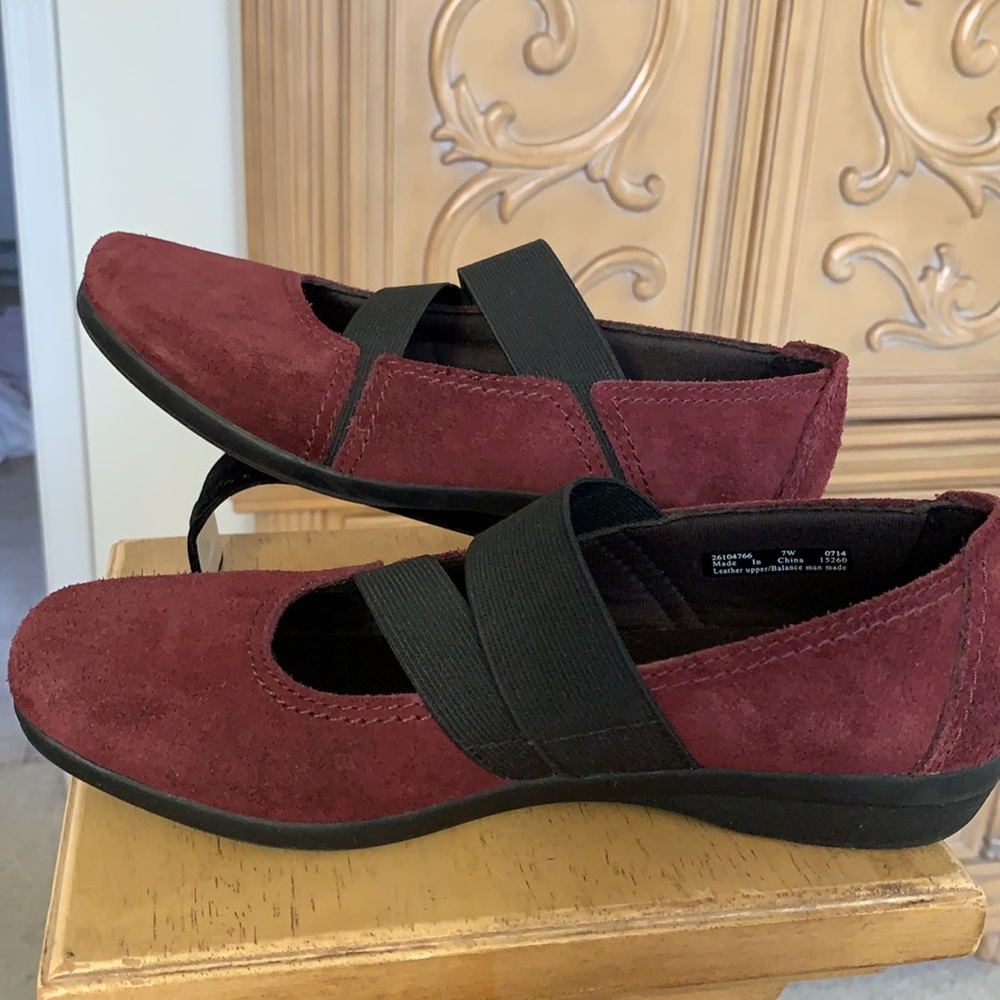 Clarks Burgundy & black Leather Upper like new 7 - Picture 2 of 8
